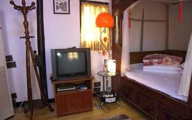 She＇s by the river