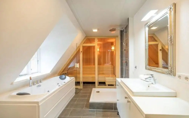 Semi-detached House Waygaard West, Dagebull