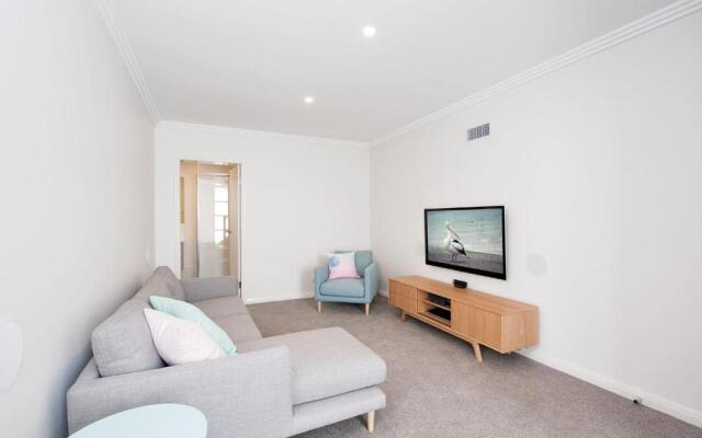 Saratoga Avenue, 52, Signature House