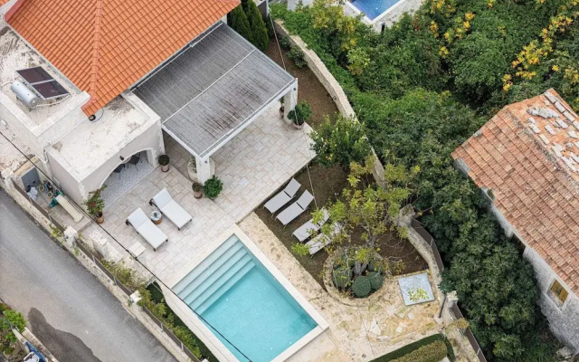 Artemis Apollonas Villa