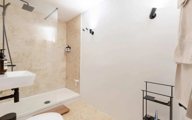 Chic 1BD Maisonette W/hot Tub, King's Cross!