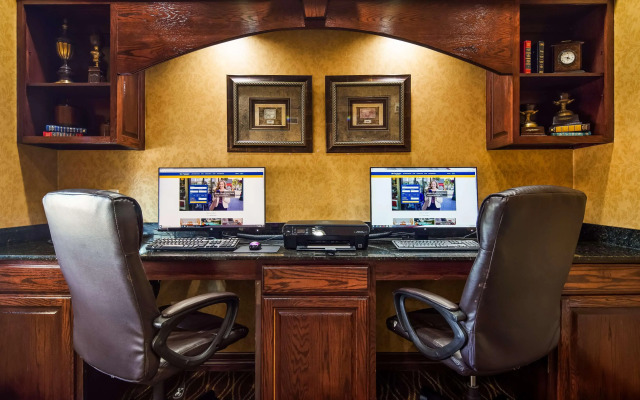 Best Western Plus Crown Colony Inn & Suites