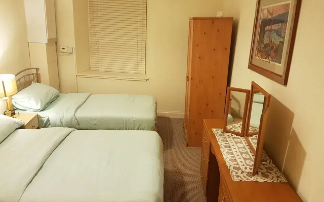 2 Bed Flat - Sleeps 4 - Parking - Wifi