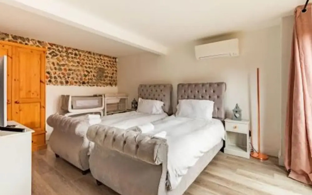 Host Stay Rogues Barn
