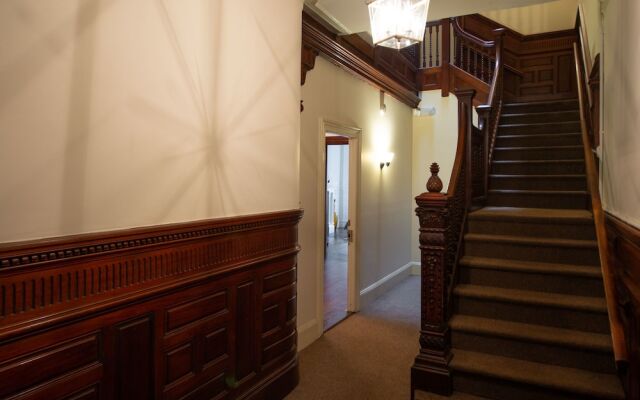 Stylish Brownstone Back Bay Apartments