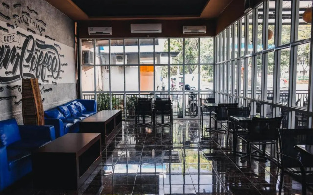 RedDoorz Plus near Sultan Hasanuddin Airport