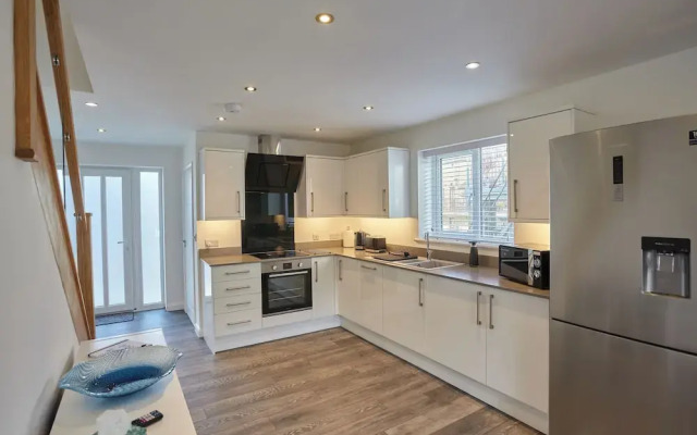 2022 Modern Home In Central Hayle With Parking