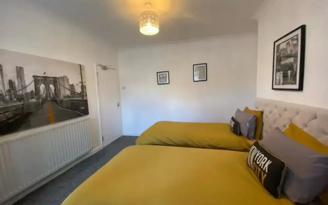 3 Bed House - Sleeps 5 - Wifi, Parking