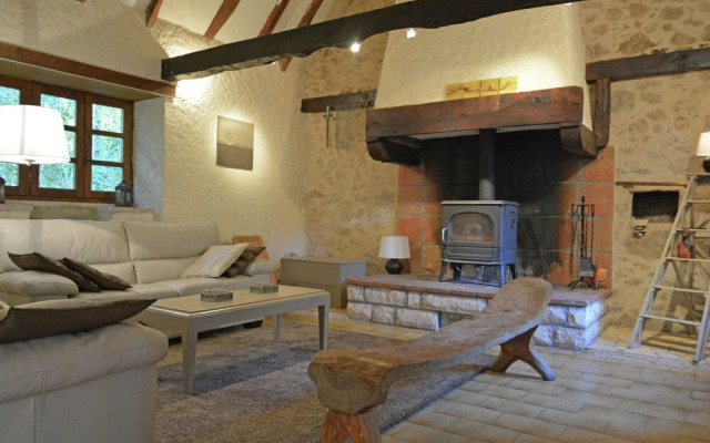 Cozy Mansion in Brandonnet With Swimming Pool