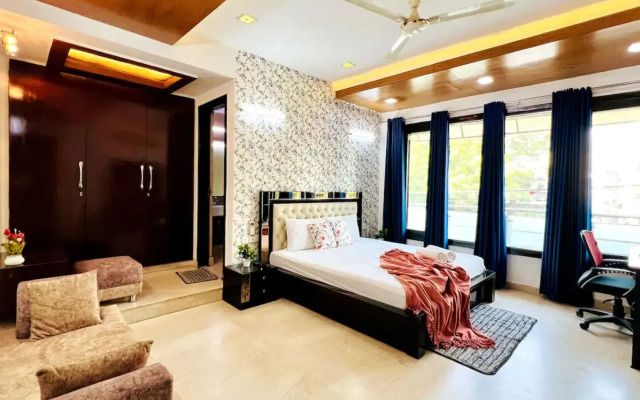 Bluo 3Bhk Green Park, Private Garden Balcony, Lift