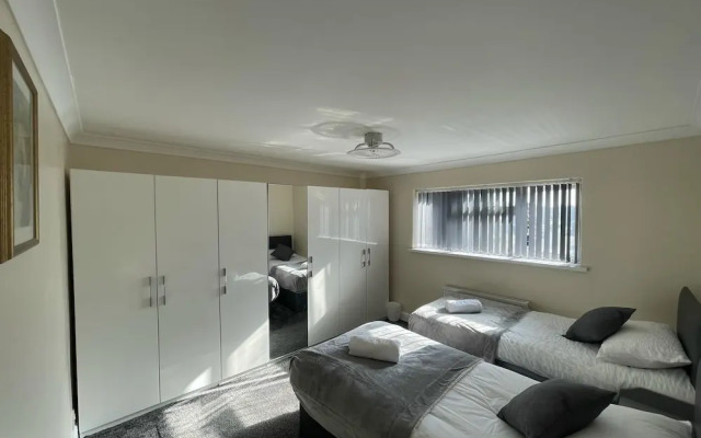 New Luxury Modern House Near Airport Free Parking