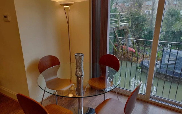 Waterfront Apartment In The Heart Of St Neots
