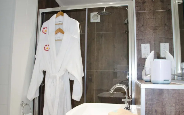 Hollicarrs - Honeycomb Lodge