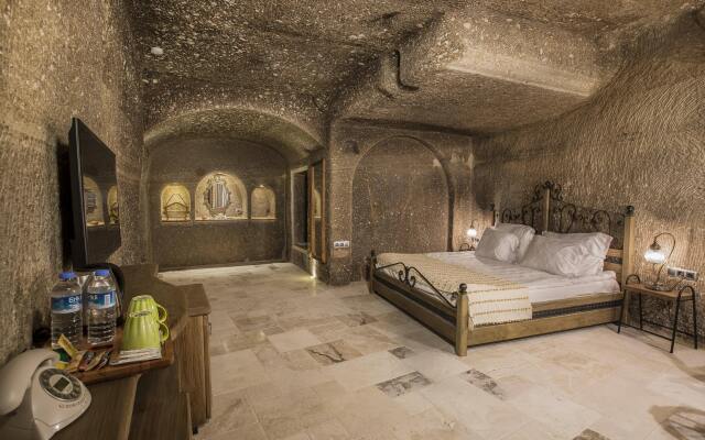 Hera Cave Suites