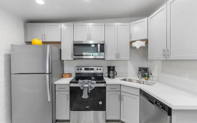 Sunrise at the Cul-de-Sac 1BR Apartment