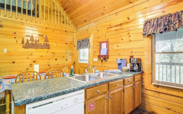Sevierville Cabin w/ Hot Tub & Deck!