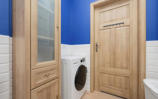 Warsaw Apartment With Parking by Renters