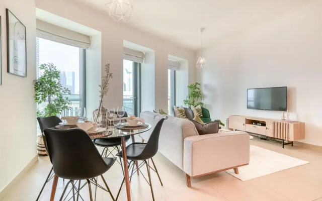 Trendy 2BR Downtown Apt Steps From Burj Khalifa