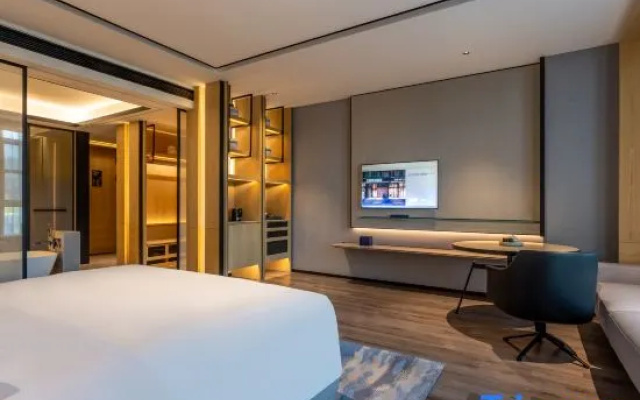Executive Suite (Tub + Fridge + Mobile Screen Casting) — фото 2