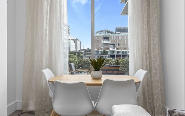 Elegant stunning marina views