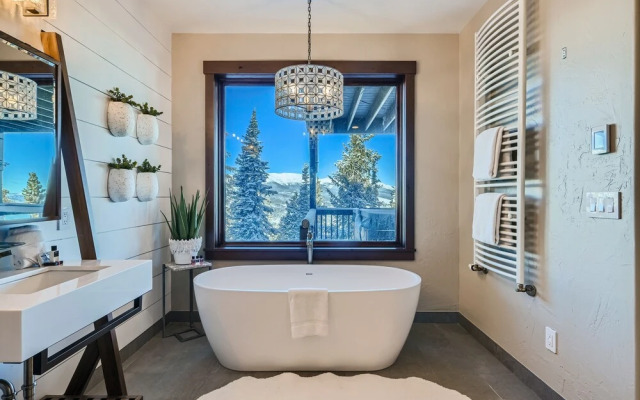 Slopeview Sanctuary 4 Bedroom Home by RedAwning