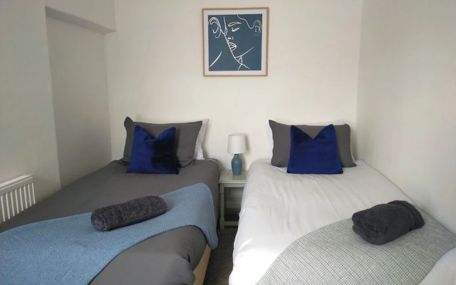 Free Parking/wifi, 3 Beds Sleep 6 Near Uni & Town!
