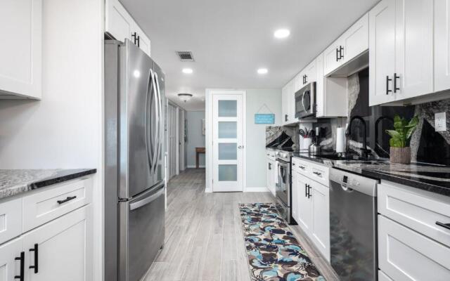 Beachcomber 304, 2BRs, Pool, Beach, Near Mayo Clinic, Sleeps 4
