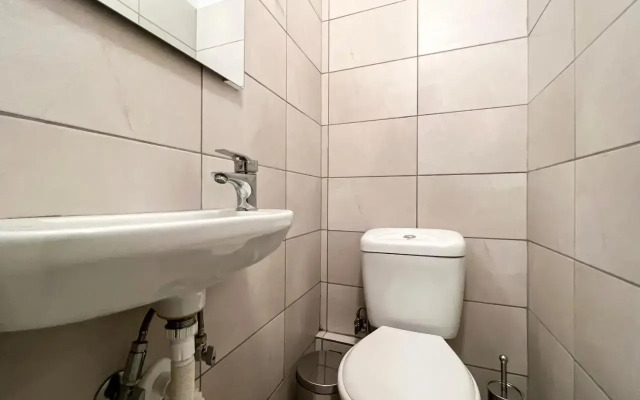 Chiou Spacious 90sqm apt in Athens