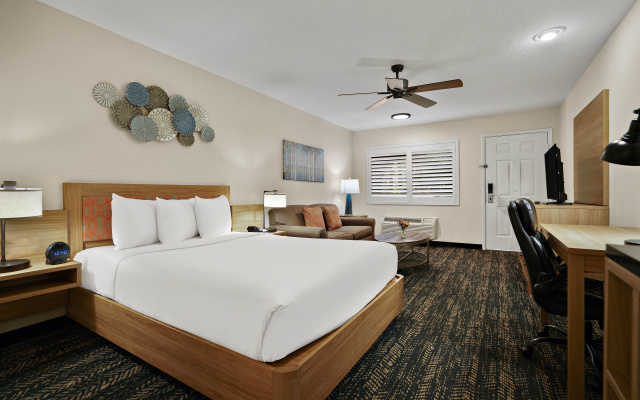 La Fuente Inn & Suites