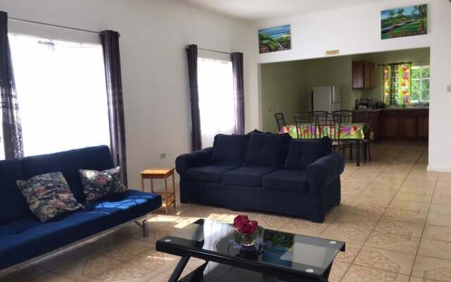 Beautiful 2-bed Apartment in Sunny Jamaica