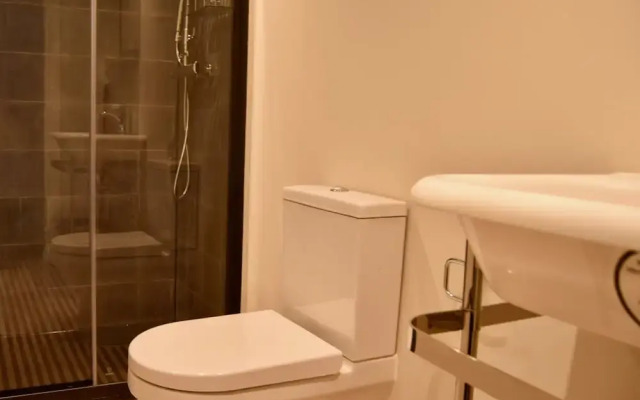 Spacious 1 Bedroom Flat With Garden