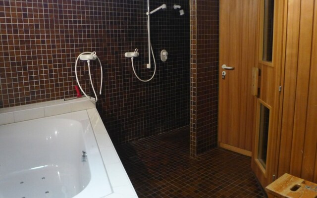 L Batcho Ayer in Ayer