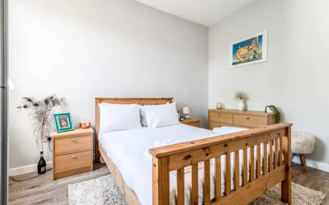 Chic and Cheerful Flat in Willesden Green