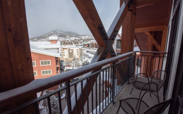 Top Floor 2 Bedroom In Mountaineer Square- Slopeside Condo - No Cleaning Fee! by RedAwning