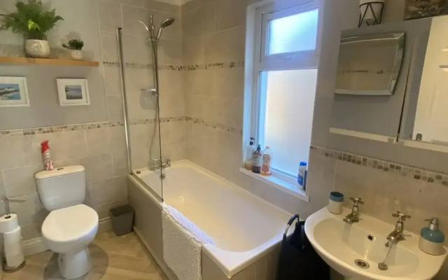 2BR Cozy Duplex in Belfast