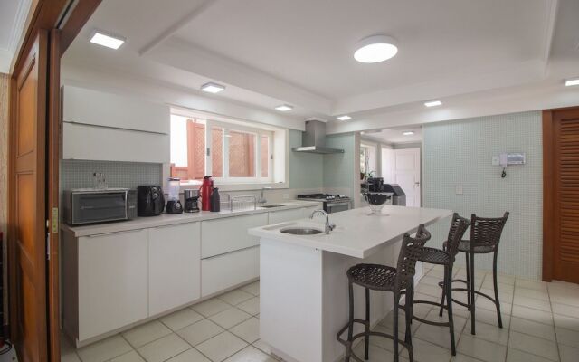 Mansão Pé na Areia Ferradura com 4Suítes