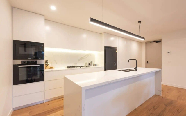 Luxe 3 Bedroom Apartment With Parking