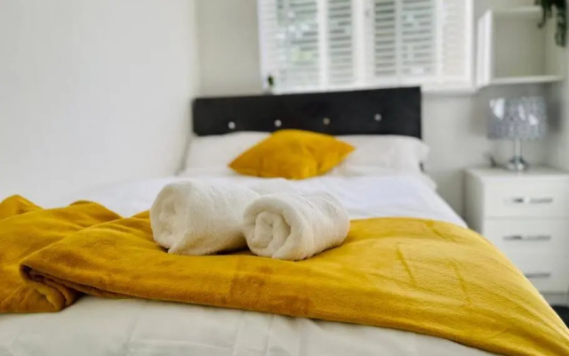 Mayfair Place - Cosy 3 Bedroom House with Free Parking