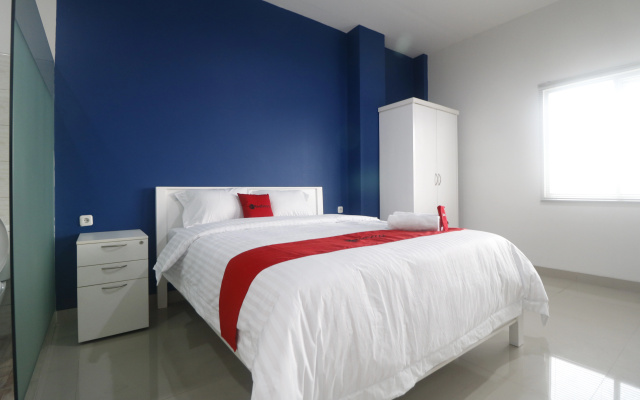 RedDoorz Plus near Living Plaza Jababeka – Guest Rooms – Cikarang
