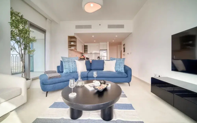 Classy Downtown 2BR w City View Balcony