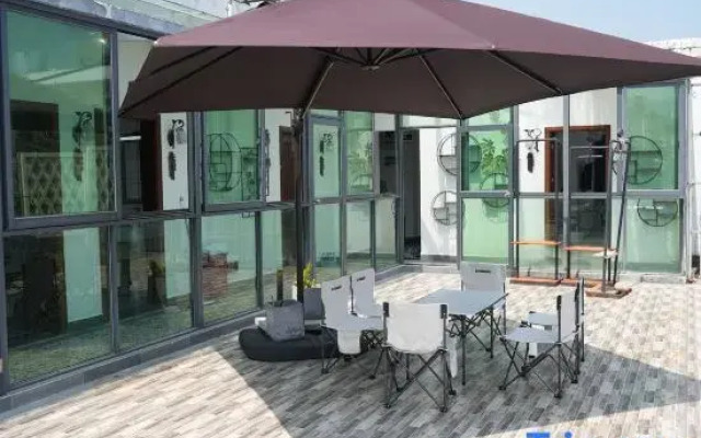 There is an inn in Sanya lane