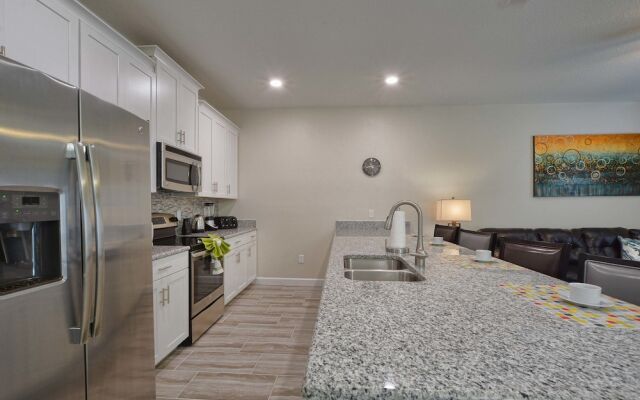 Storey Lake 4 Bedroom Townhome w Splashpool - 1616ST