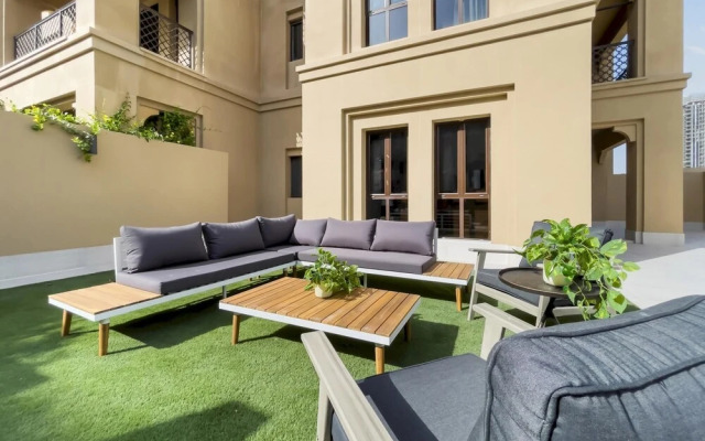 1-br Dazingly lit Downtown