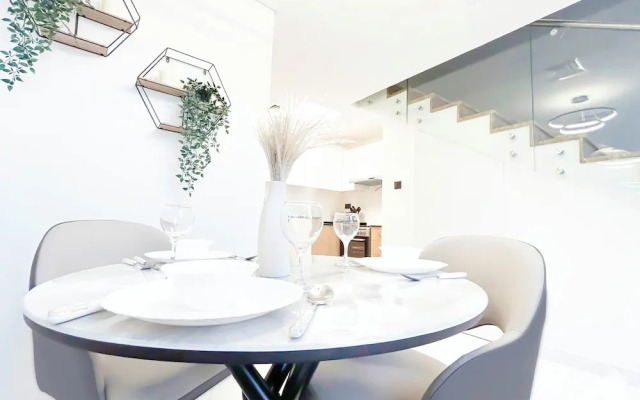 Luxury 1-br Villa in Rukan: Dubai Skyline Views!