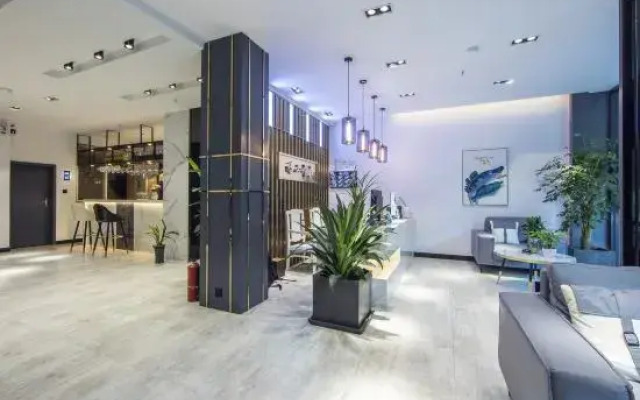 Live by Mountains Hotel(阳朔借山而居酒店（西街店）)