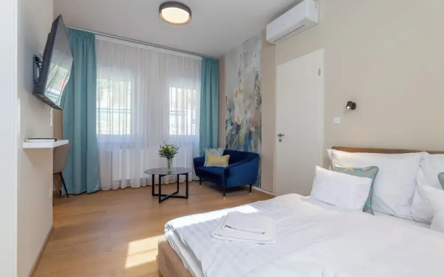 Nemes Apartment The Petite