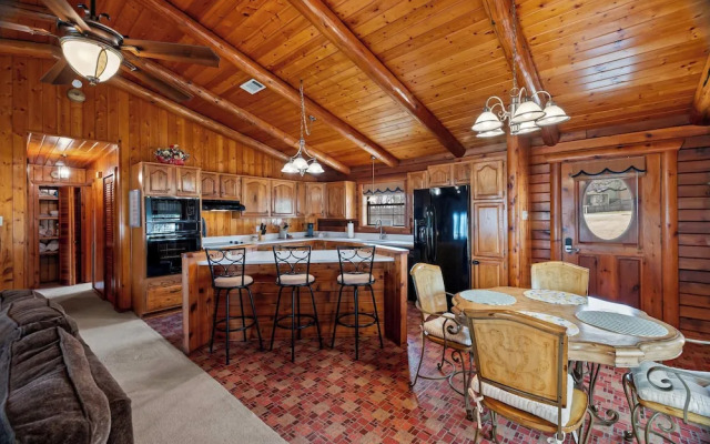 Lakefront Cabin + Guest House Near Granbury Square