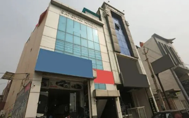 OYO 28090 Cocktail Hotel
