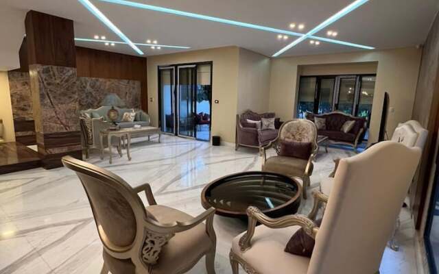 Villa In Beverly Hills With Garden
