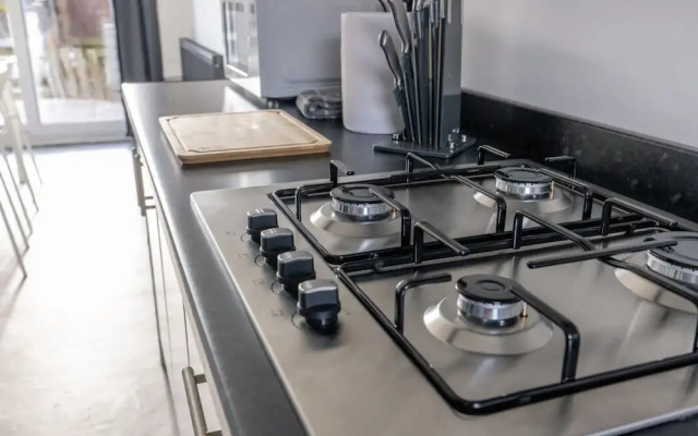 Modern 3 Bed House-free Parking